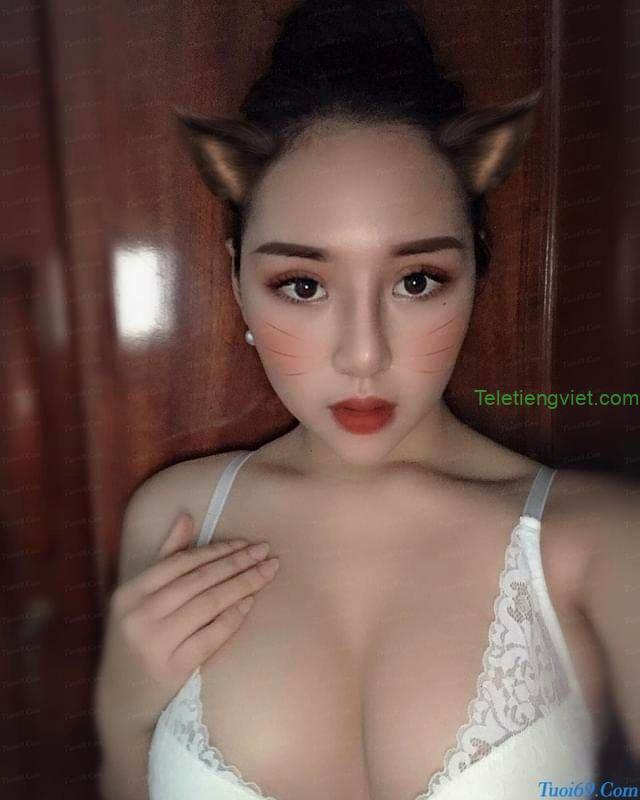 Ảnh sex chụp lén em show hàng ngoài đồng